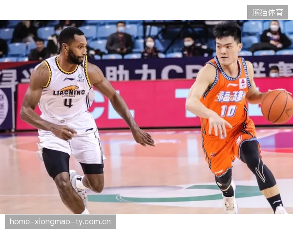 CBA广州内外结合活跃，场面越踢越开放