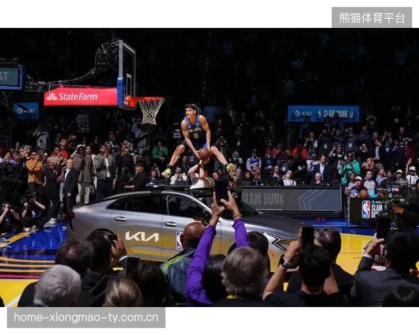 NBA超人扣篮飞跃三人，惊呆裁判——巅峰瞬间的火热震撼